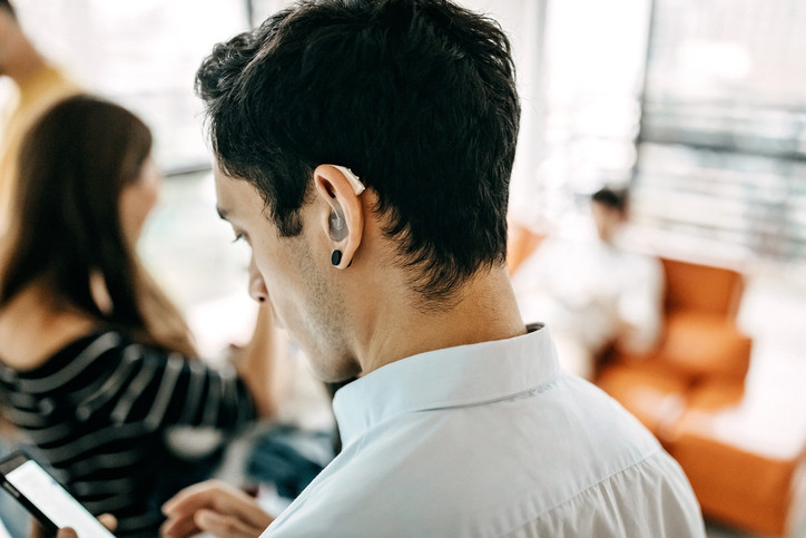 Appareil auditif au travail : discrétion, performance et connectivité