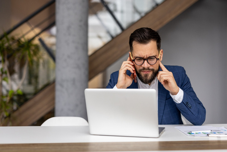 Perte auditive progressive au travail : comment la détecter avant qu’il ne soit trop tard ?